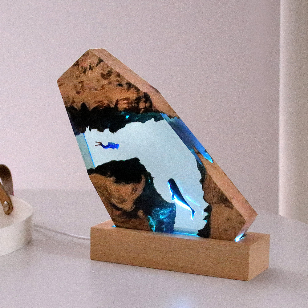 Resin Art Wedding Gift - Neue Unterwasser-Höhlen-Wal-Taucher Schreibtisch-Dekoration aus Massivholz und